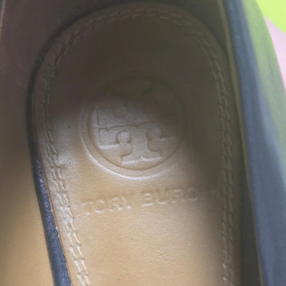 Tory Burch Chelsea Wedge Pumps 6 Leather Gold Logo Medallion Heels Office Siren